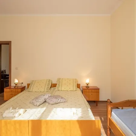 Lucie Top Center - 5 People Apartment Sofia
