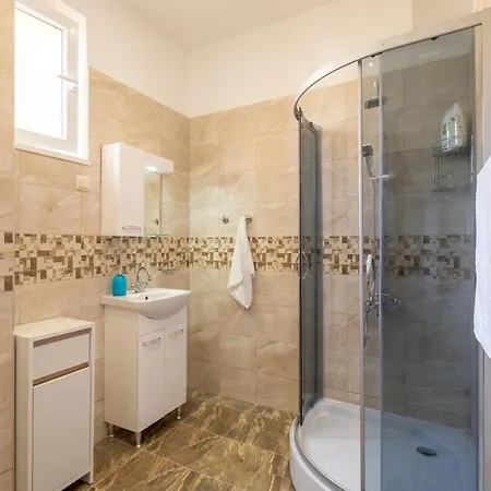 Lucie Top Center - 5 People Apartment Sofia
