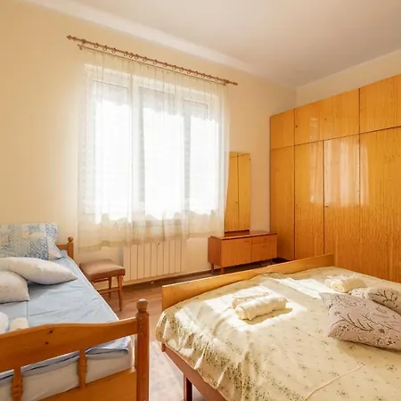 Lucie Top Center - 5 People Apartment Sofia