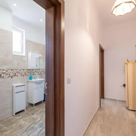 Lucie Top Center - 5 People Apartment Sofia